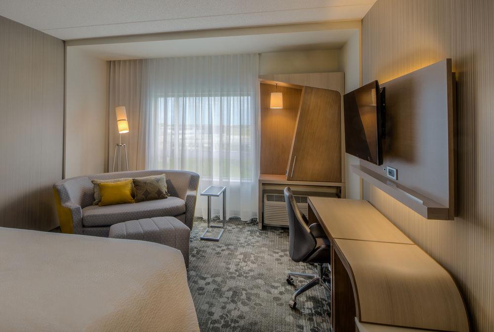 Courtyard By Marriott Winnipeg Airport Bagian luar foto