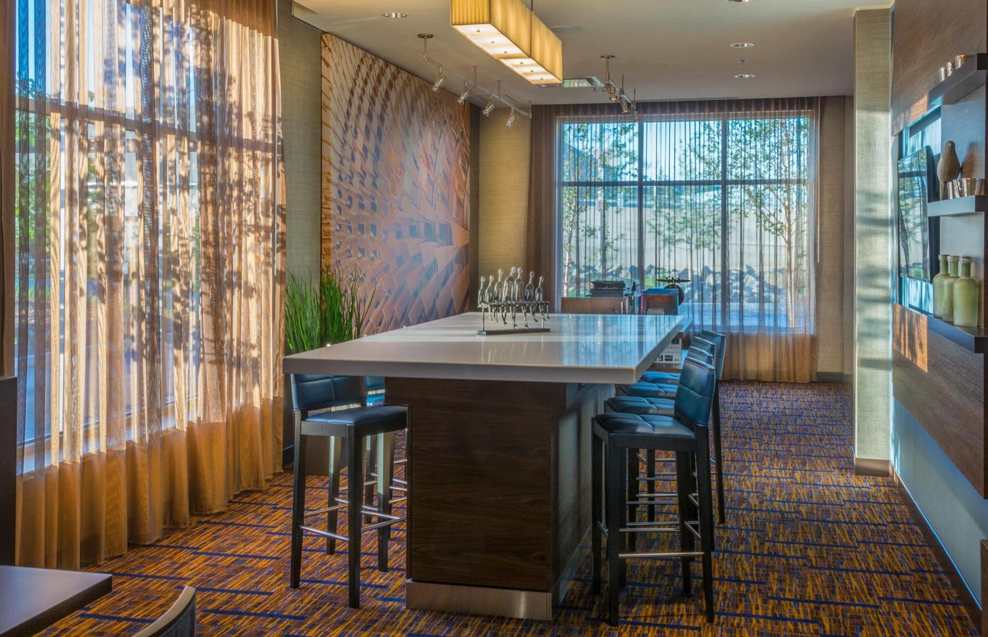 Courtyard By Marriott Winnipeg Airport Bagian luar foto