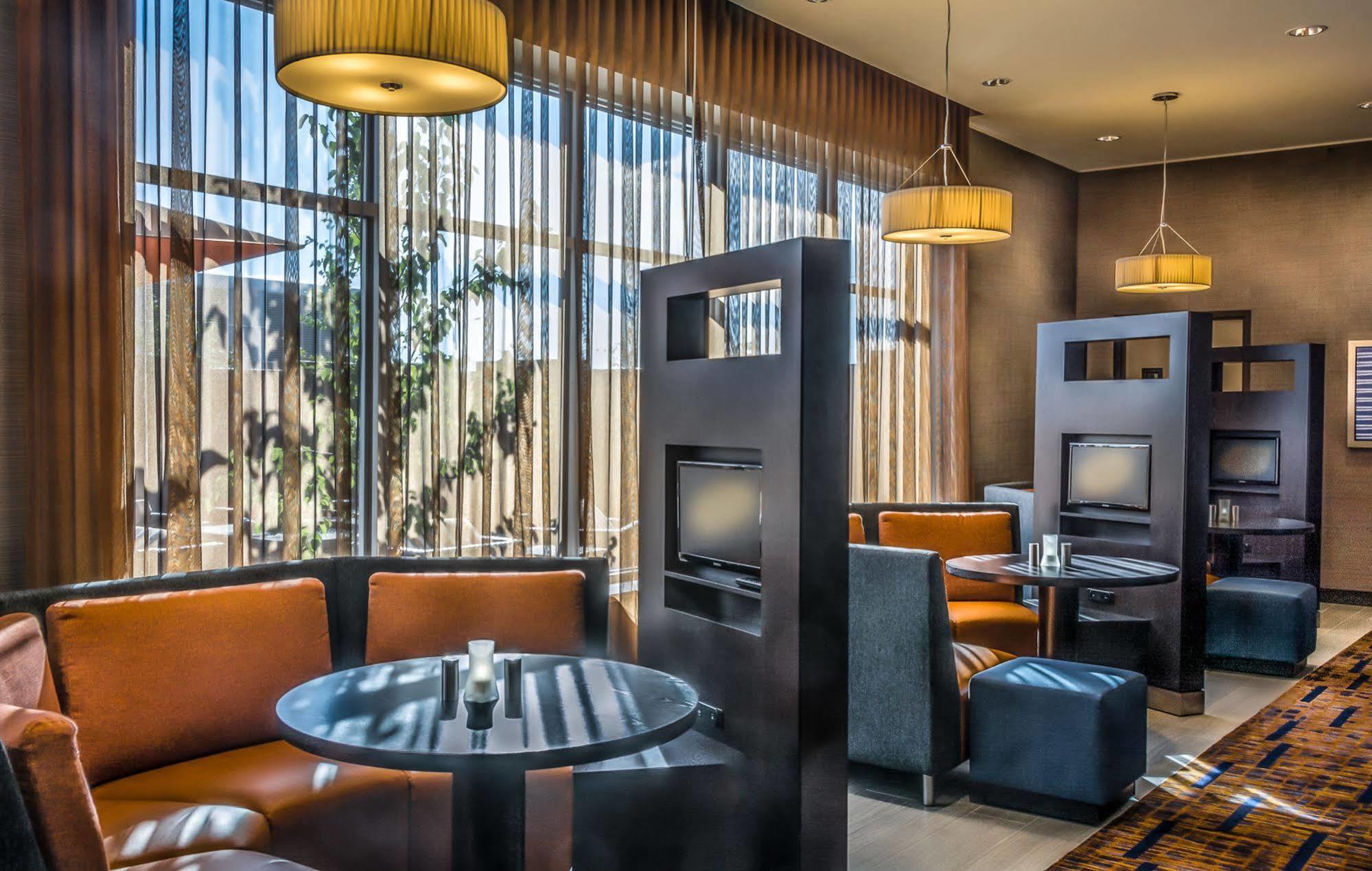 Courtyard By Marriott Winnipeg Airport Bagian luar foto